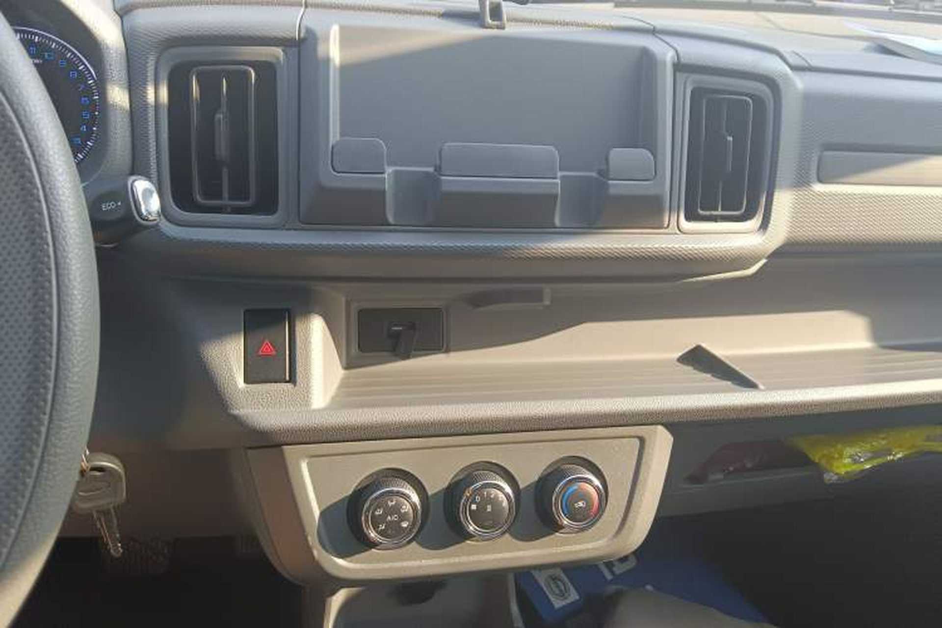 Used Karry Jiangtun E5 2024 268 km Range Open-Window 6-Seater Version Audio And AC Panel