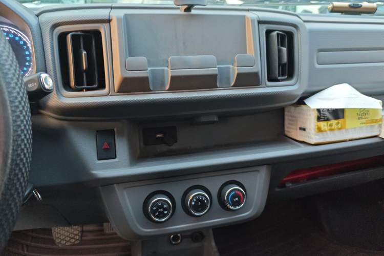 Used Karry Jiangtun E5 2024 268 km Range Open-Window 6-Seater Version Audio And AC Panel