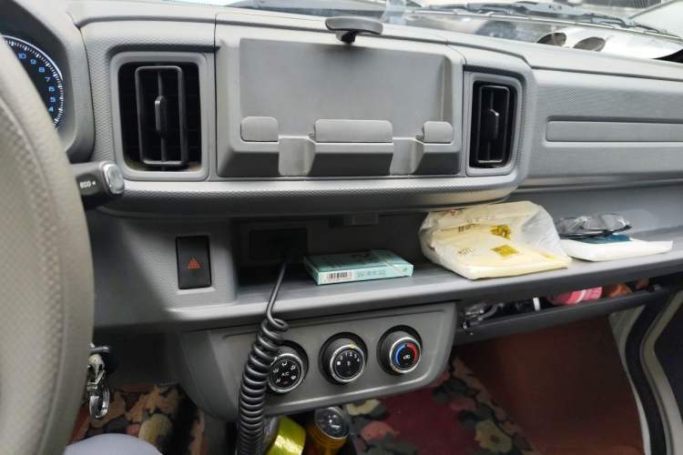 Used Karry Jiangtun E5 2024 268 km Range Open-Window 6-Seater Version Audio And AC Panel