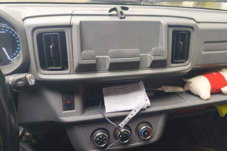 Used Karry Jiangtun E5 2024 268 km Range Open-Window 6-Seater Version Audio And AC Panel