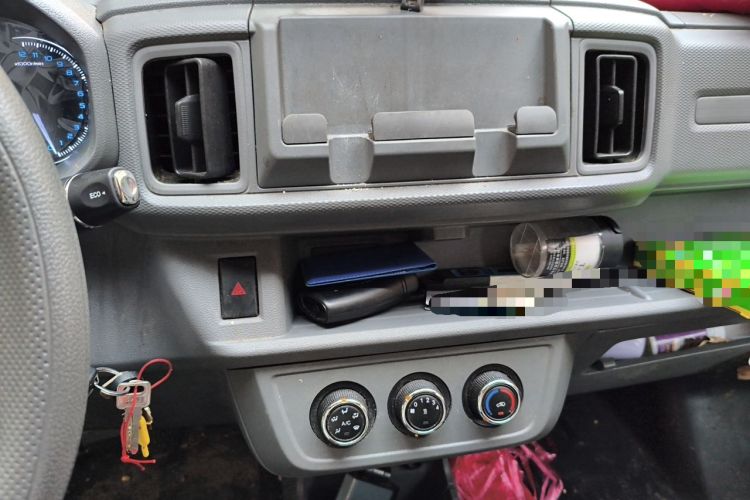 Used Karry Jiangtun E5 2024 268 km Range Open-Window 6-Seater Version Audio And AC Panel