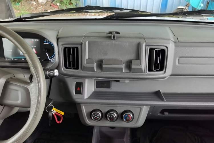 Used Karry Jiangtun E5 2024 268 km Range Open-Window 6-Seater Version Audio And AC Panel