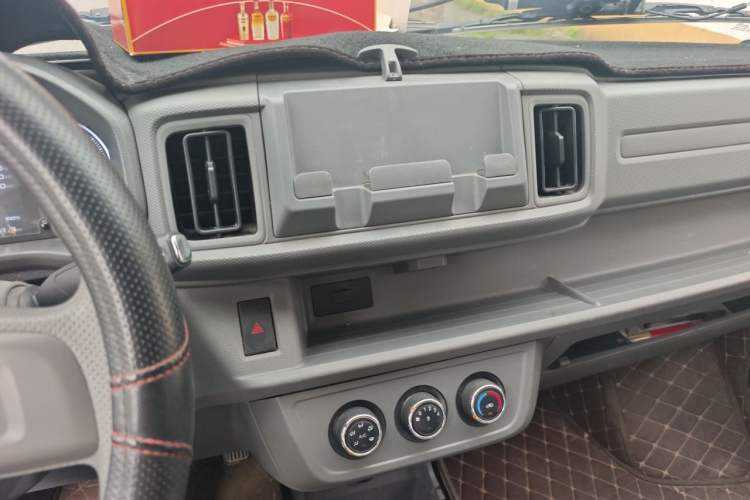 Used Karry Jiangtun E5 2024 268 km Range Open-Window 6-Seater Version Audio And AC Panel