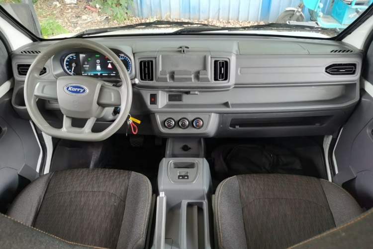 Used Karry Jiangtun E5 2024 268 km Range Open-Window 6-Seater Version Center Console