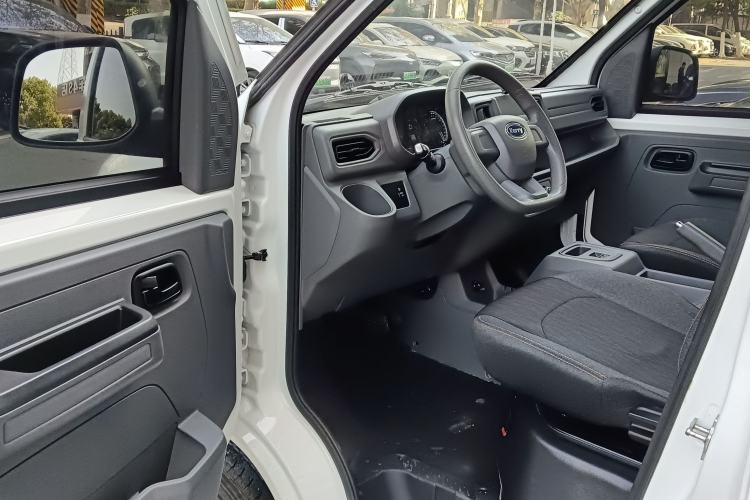 Used Karry Jiangtun E5 2024 268 km Range Open-Window 6-Seater Version Interior 3