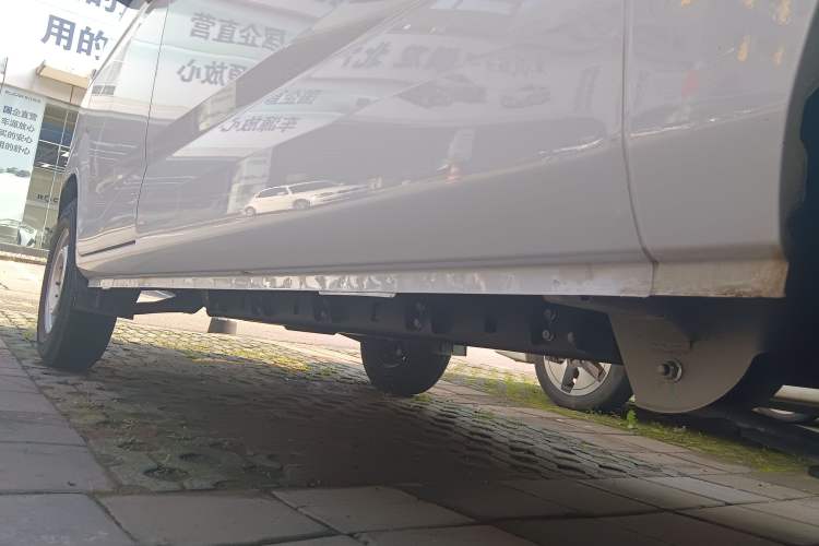 Used Karry Jiangtun E5 2024 268 km Range Open-Window 6-Seater Version Left Side Sill
