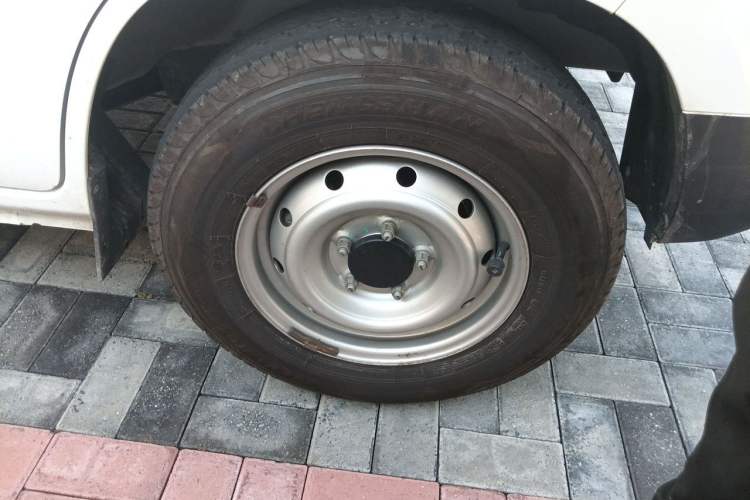 Used Karry Jiangtun E5 2024 268 km Range Open-Window 6-Seater Version Right Front Wheel Hub
