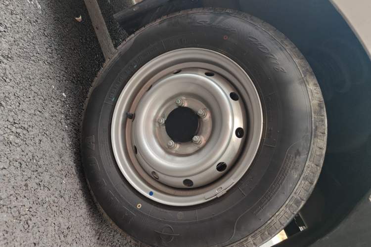 Used Karry Jiangtun E5 2024 230 km Economy Version Right Front Wheel Hub