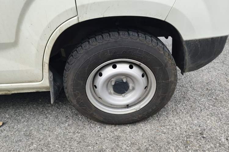 Used Karry Jiangtun E5 2024 268 km Range Open-Window 6-Seater Version Right Front Wheel Hub