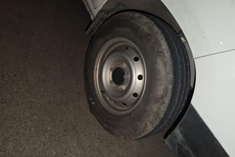 Used Karry Jiangtun E5 2024 268 km Range Open-Window 6-Seater Version Right Front Wheel Hub