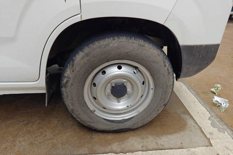 Used Karry Jiangtun E5 2024 268 km Range Open-Window 6-Seater Version Right Front Wheel Hub