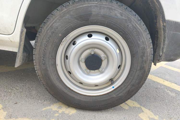 Used Karry Jiangtun E5 2024 268 km Range Open-Window 6-Seater Version Right Front Wheel Hub