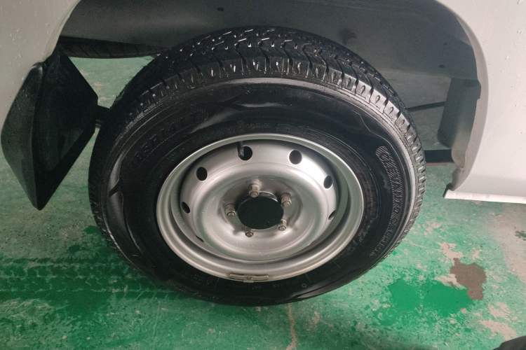 Used Karry Jiangtun E5 2024 268 km Range Open-Window 6-Seater Version Right Rear Wheel Hub