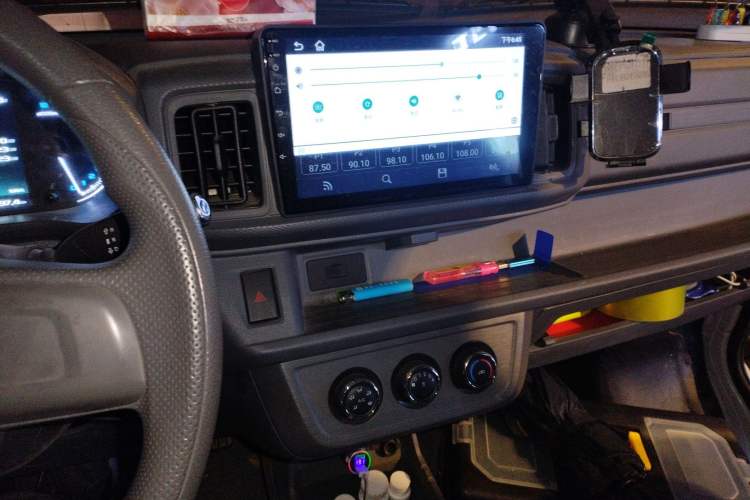 Used Karry Jiangtun E5 2025 Model Economy Edition—36.8 kWh, 6-seater Audio And AC Panel