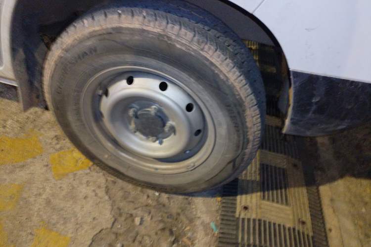 Used Karry Jiangtun E5 2025 Model Economy Edition—36.8 kWh, 6-seater Right Front Wheel Hub