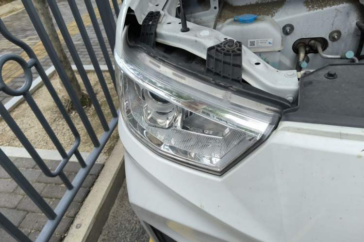 Used Karry Jiangtun E7 2024 Mingchuan 7-Seater Model Right Front Headlight