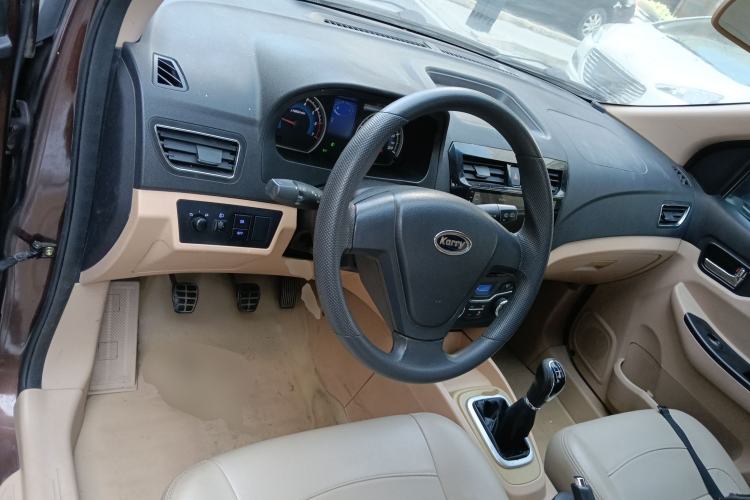 Used Karry K50 2015 1.5L Manual Comfort Model Center Console