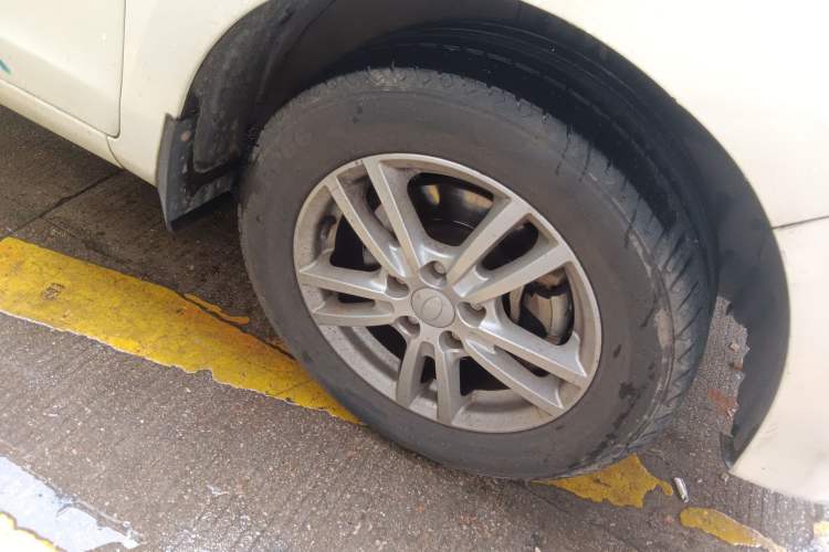 Used Karry K50 2015 1.5L Automatic Comfort Model Right Front Wheel Hub