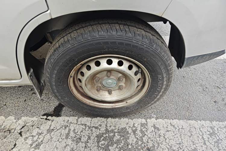 Used Karry Xiaoxiang EV 2023 Youth Edition Cargo Truck 41.86 kWh Right Front Wheel Hub