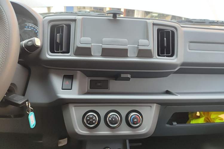 Used Karry Xiaoxiang X3 2024 245 km Pickup Audio And AC Panel