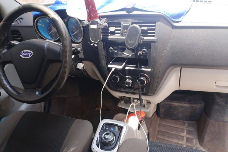 Used Karry Youyou EV 2021 Van Model SQR5037 Center Console
