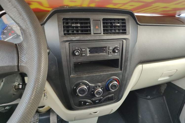 Used Karry Youyou EV 2022 SQR5037 Comfort-Style Van Audio And AC Panel