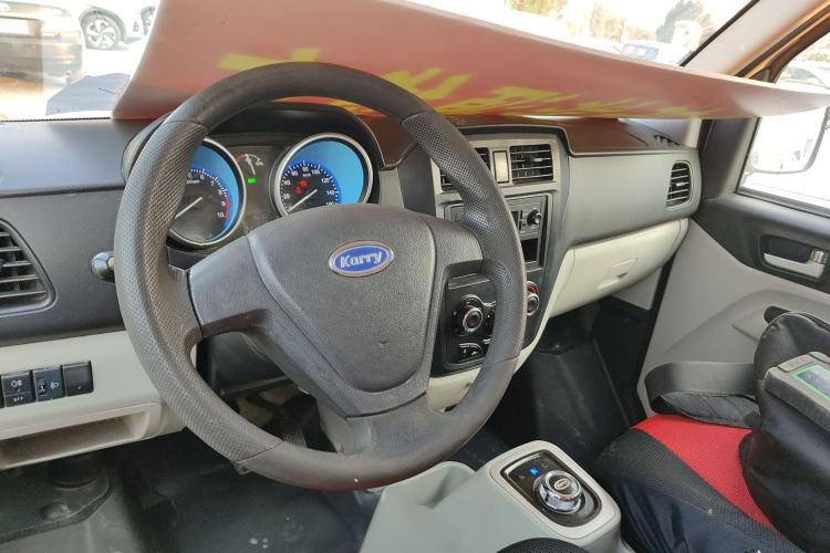 Used Karry Youyou EV 2022 SQR5037 Comfort-Style Van Center Console