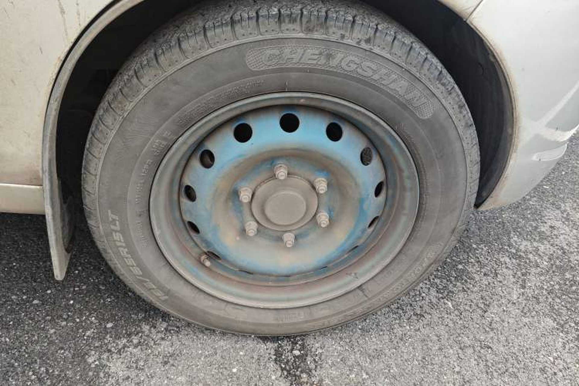 Used Karry Youyou EV 2022 SQR5037 Comfort-Style Van Right Front Wheel Hub