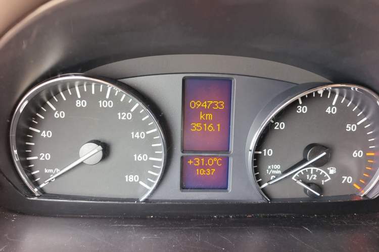 Used Karson C10 2015 3.5L Business & Travel Deluxe Version A Odometer Close Up