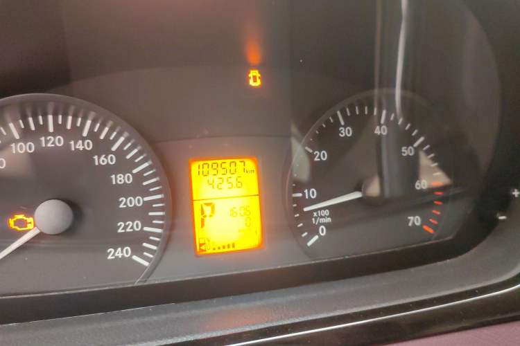 Used Karson Vito 2015 C7 3.0L Commercial Standard Model Odometer Close Up
