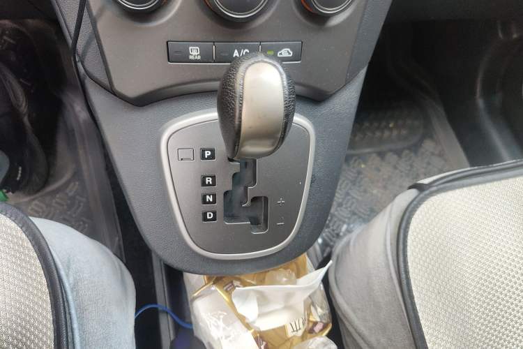Used Kia 2007 2.0L 5-Seater Standard Edition Gear Lever