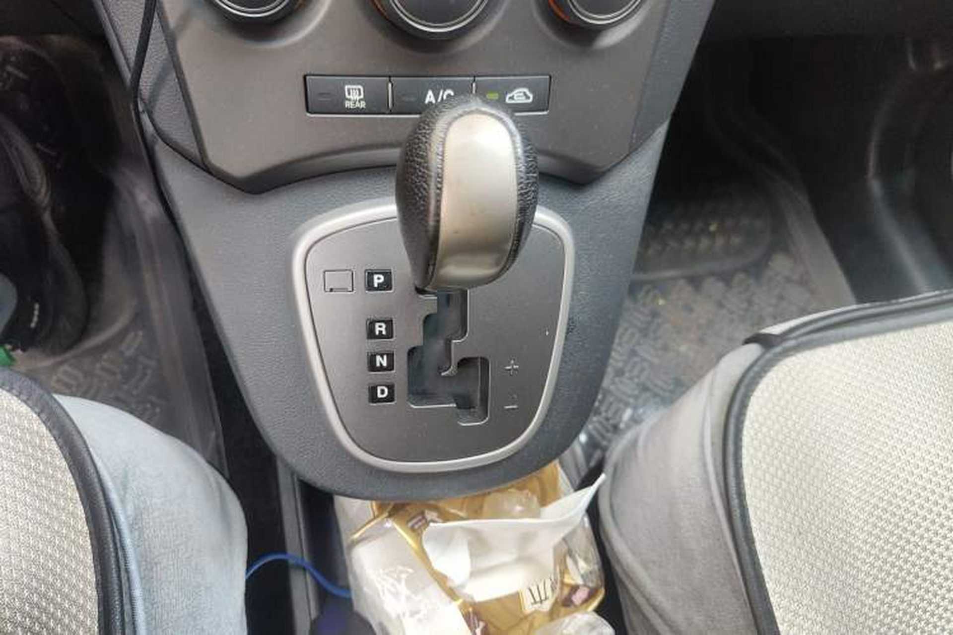 Used Kia 2007 2.0L 5-Seater Standard Edition Gear Lever