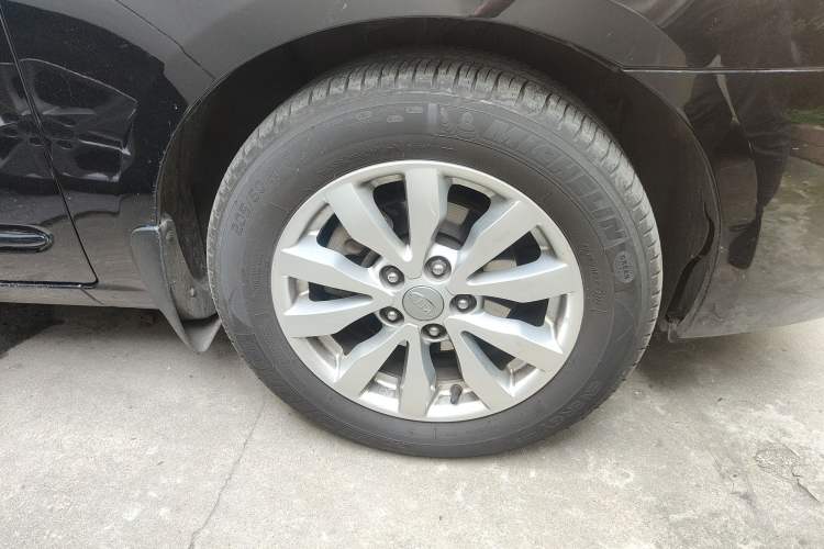Used Kia 2007 2.0L 5-Seater Standard Edition Right Front Wheel Hub
