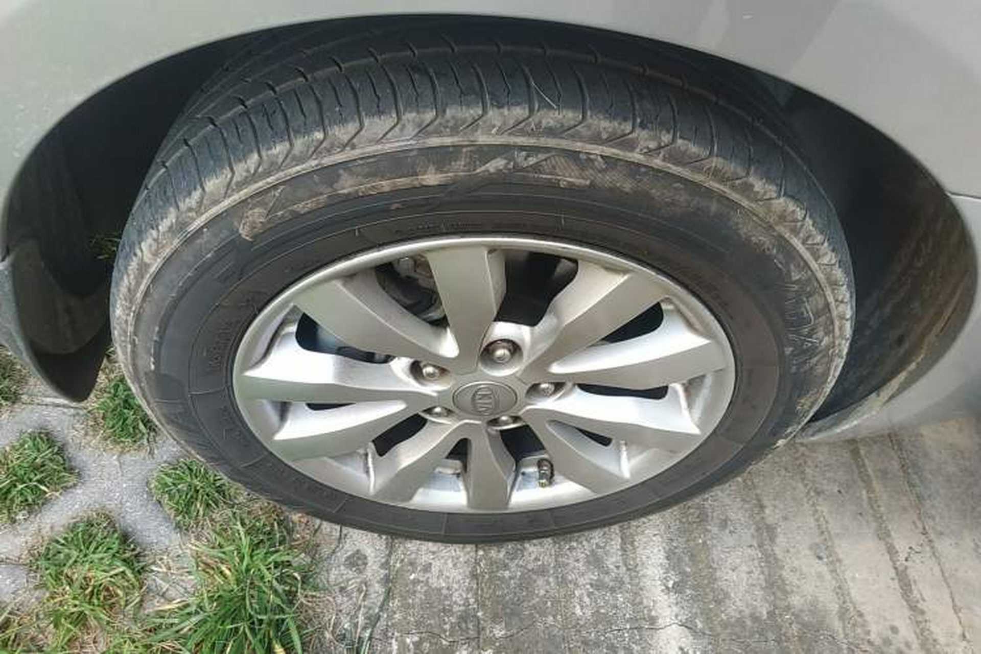 Used Kia 2007 2.0L 7-Seater Comfort Edition Right Front Wheel Hub