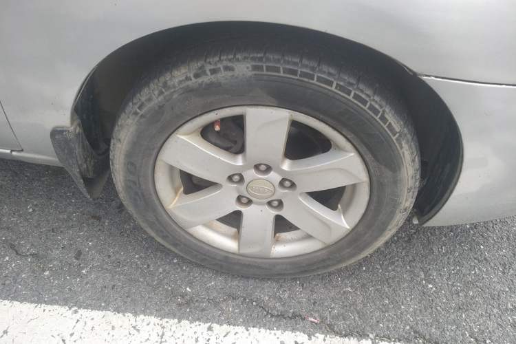 Used Kia 2007 2.0L 7-Seater Comfort Edition Right Front Wheel Hub