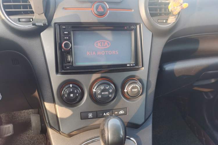 Used Kia 2011 2.0L 7-Seater Automatic Standard Edition Audio And AC Panel