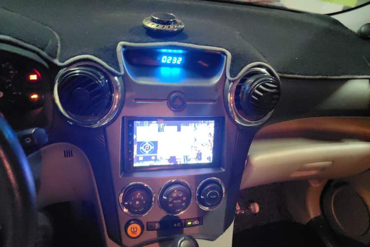 Used Kia 2011 2.0L 7-Seater Automatic Standard Edition Audio And AC Panel