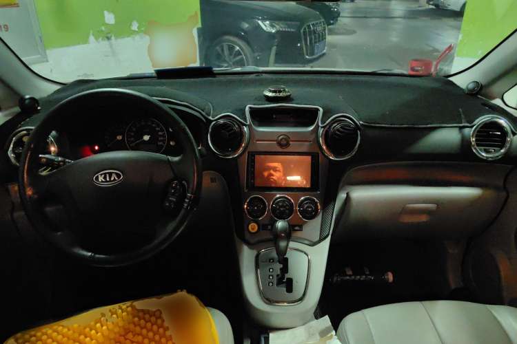Used Kia 2011 2.0L 7-Seater Automatic Standard Edition Center Console