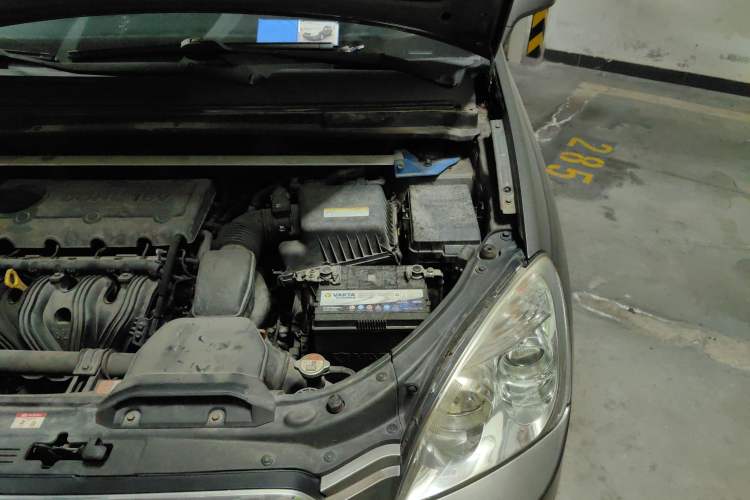 Used Kia 2011 2.0L 7-Seater Automatic Standard Edition Engine Bay Left