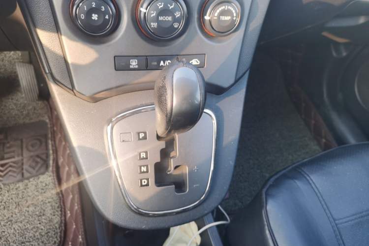Used Kia 2011 2.0L 7-Seater Automatic Standard Edition Gear Lever