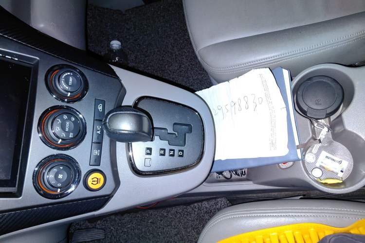 Used Kia 2011 2.0L 7-Seater Automatic Standard Edition Gear Lever