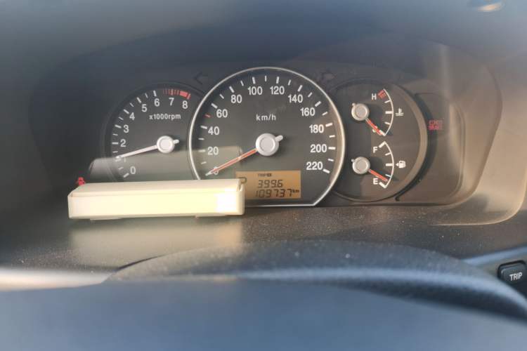 Used Kia 2011 2.0L 7-Seater Automatic Standard Edition Odometer Close Up