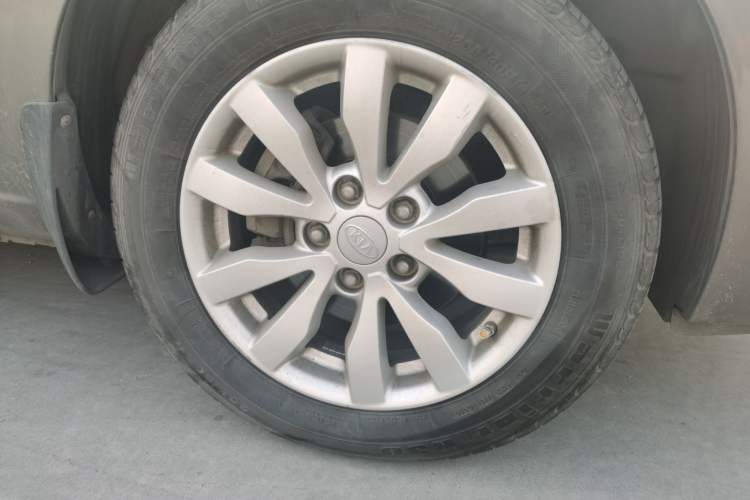 Used Kia 2011 2.0L 7-Seater Automatic Standard Edition Right Front Wheel Hub