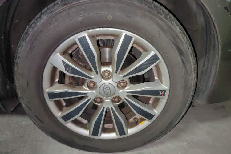 Used Kia 2011 2.0L 7-Seater Automatic Standard Edition Right Front Wheel Hub