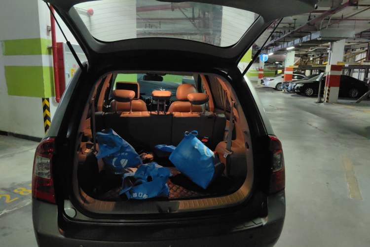 Used Kia 2011 2.0L 7-Seater Automatic Standard Edition Trunk