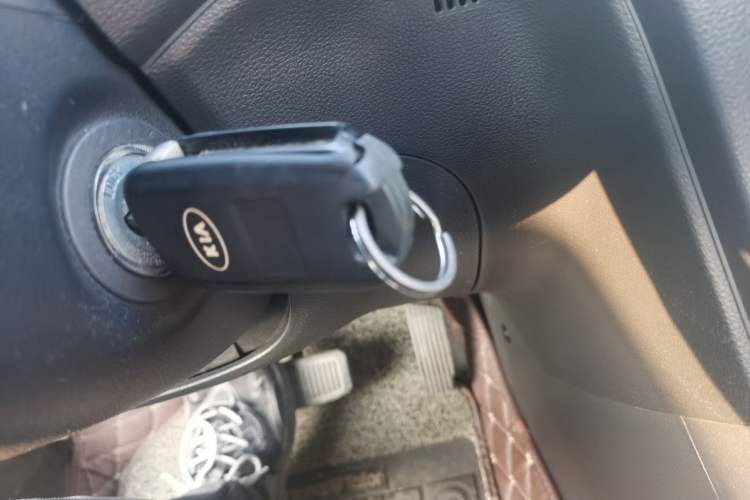 Used Kia 2011 2.0L 7-Seater Automatic Standard Edition Vehicle Key