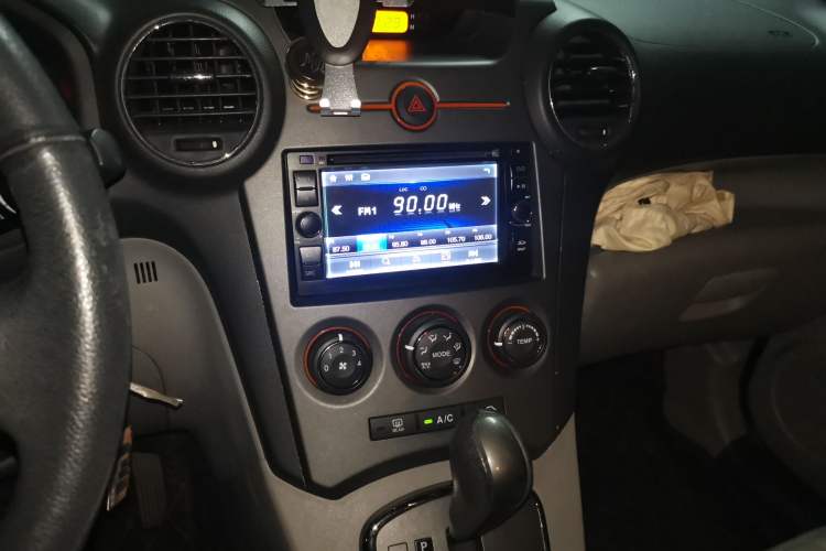 Used Kia 2011 2.0L 7-Seater Automatic Standard Edition Audio And AC Panel