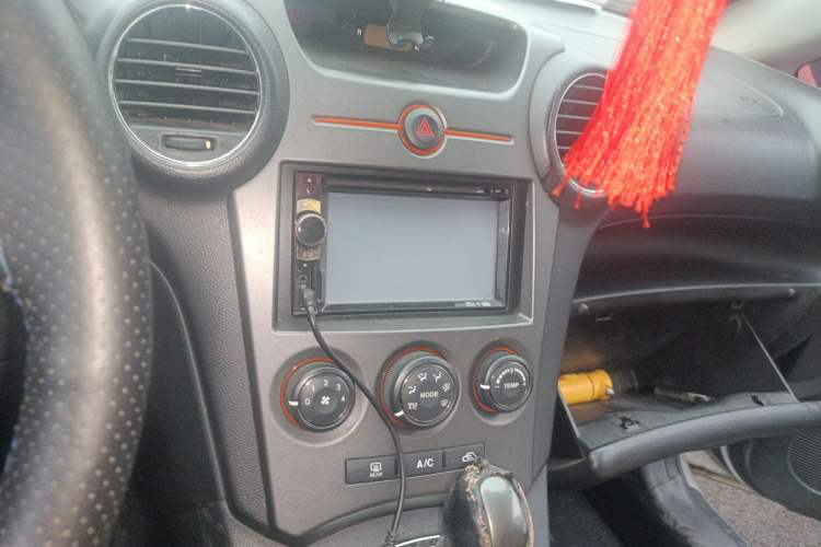Used Kia 2011 2.0L 7-Seater Automatic Standard Edition Audio And AC Panel