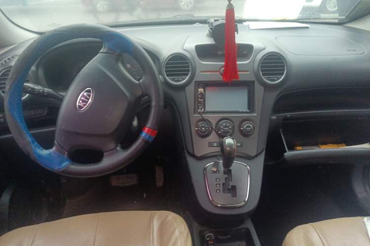 Used Kia 2011 2.0L 7-Seater Automatic Standard Edition Center Console