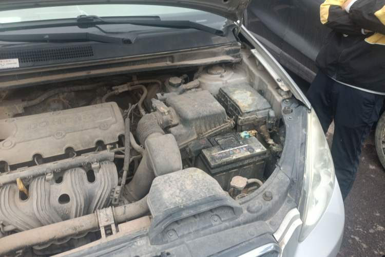 Used Kia 2011 2.0L 7-Seater Automatic Standard Edition Engine Bay Left